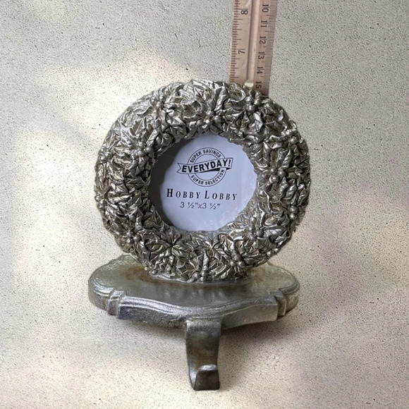 Vintage Hobby Lobby Christmas Stocking Holder Wreath Picture Frame Heavy Silver - Picture 8 of 8